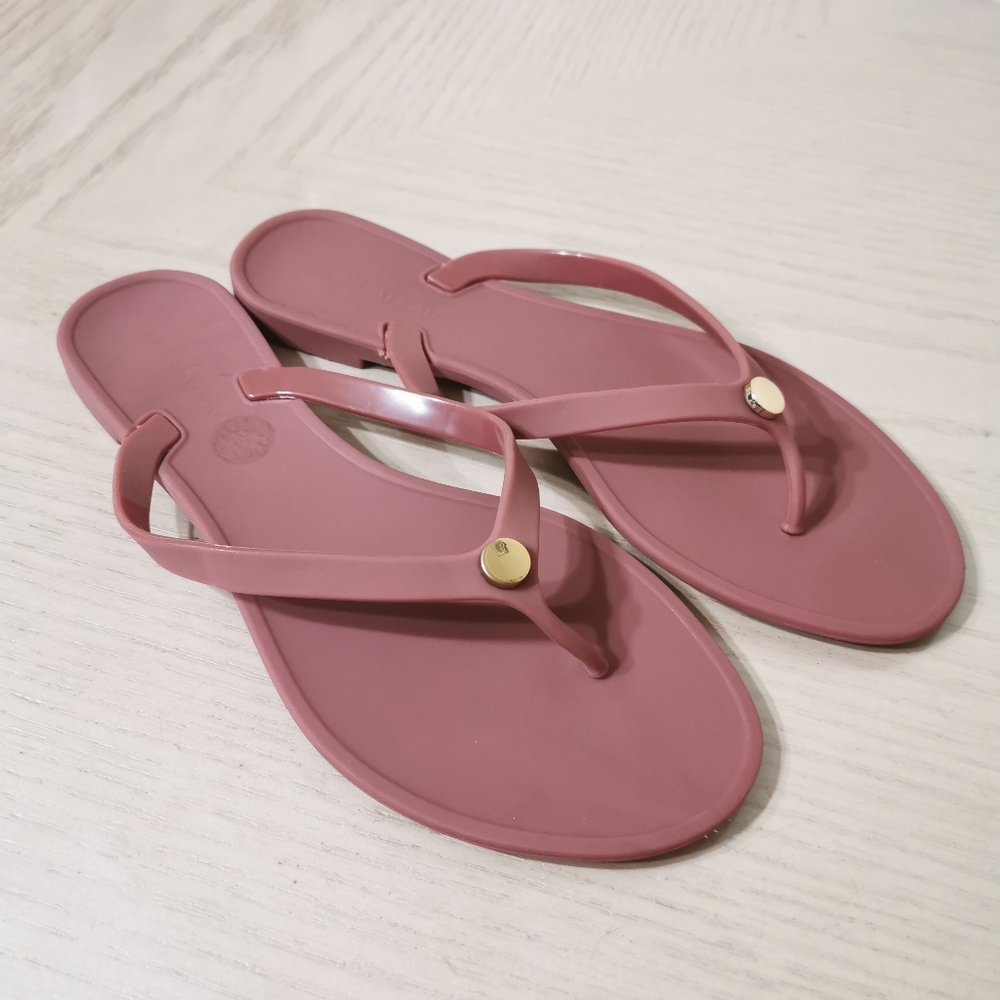 NWOT! Le Chateau Flip Flops